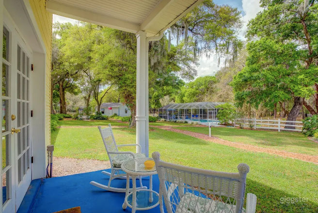 Luxurious Pool with Breathtaking Views Photo 4