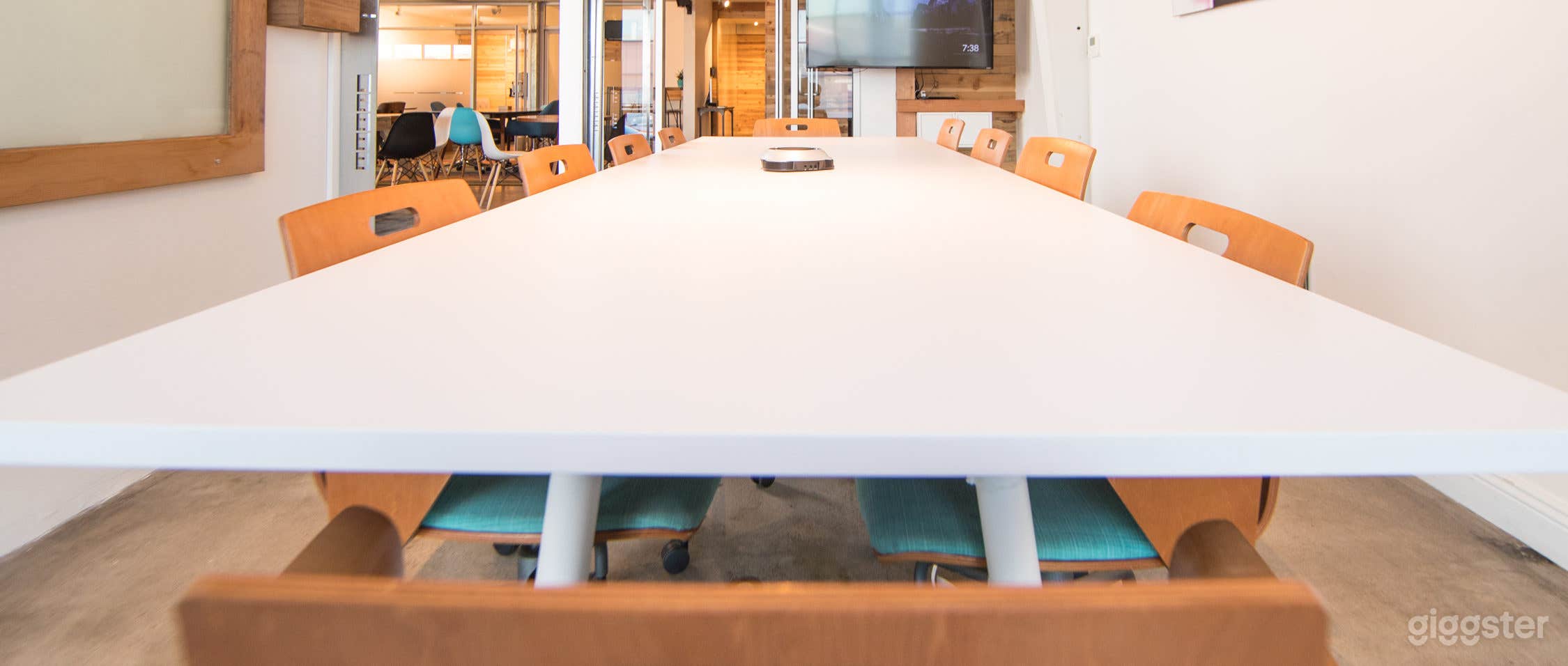 Modern Bright Private Meeting Room for 10 with AC Photo 3