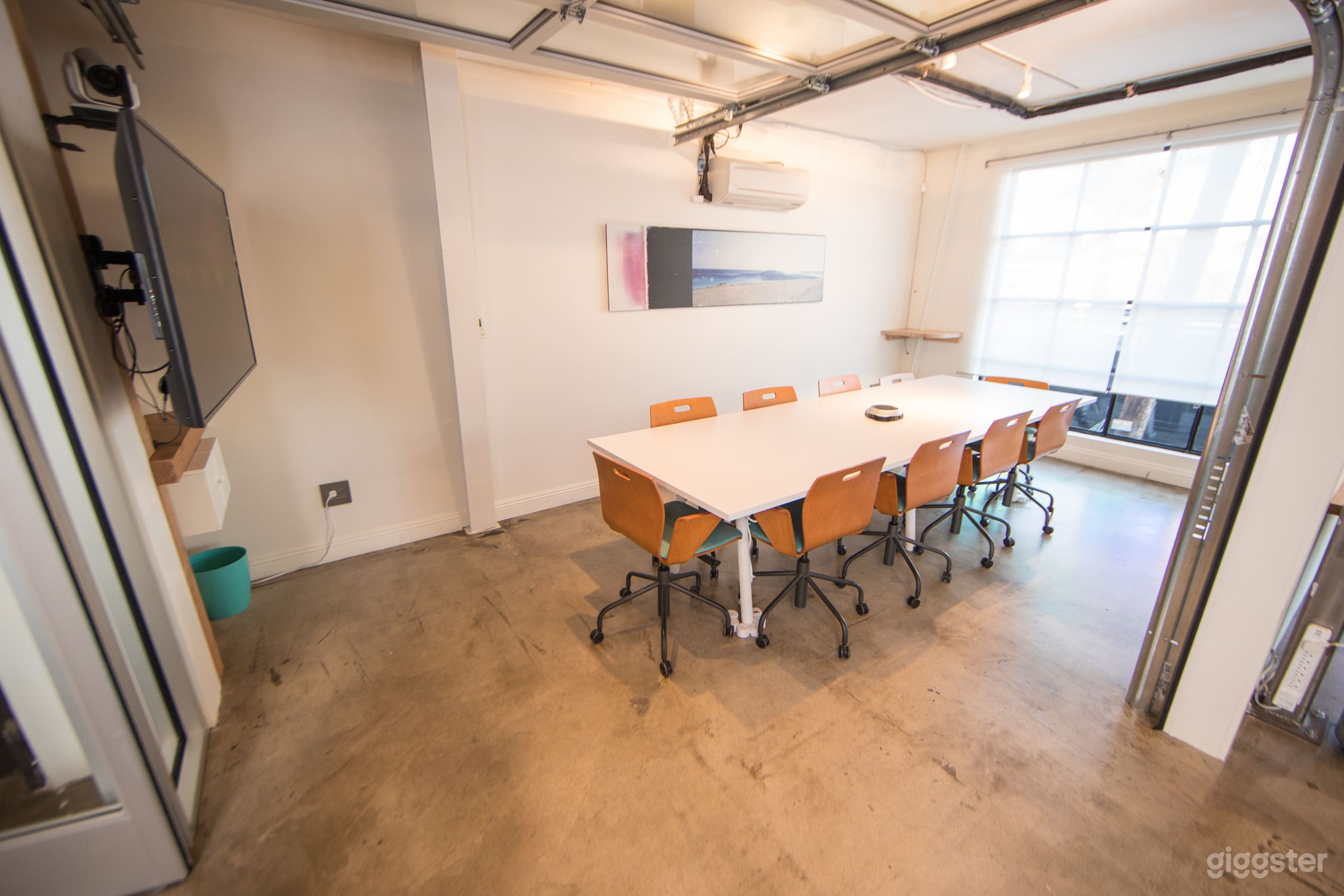 Modern Bright Private Meeting Room for 10 with AC Photo 2