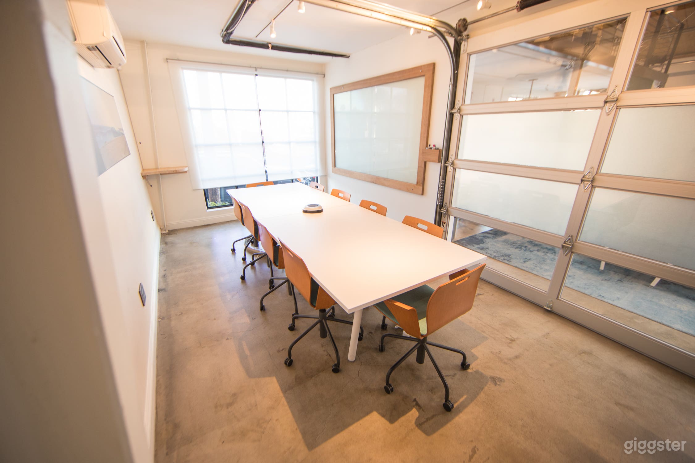 Modern Bright Private Meeting Room for 10 with AC Photo 1