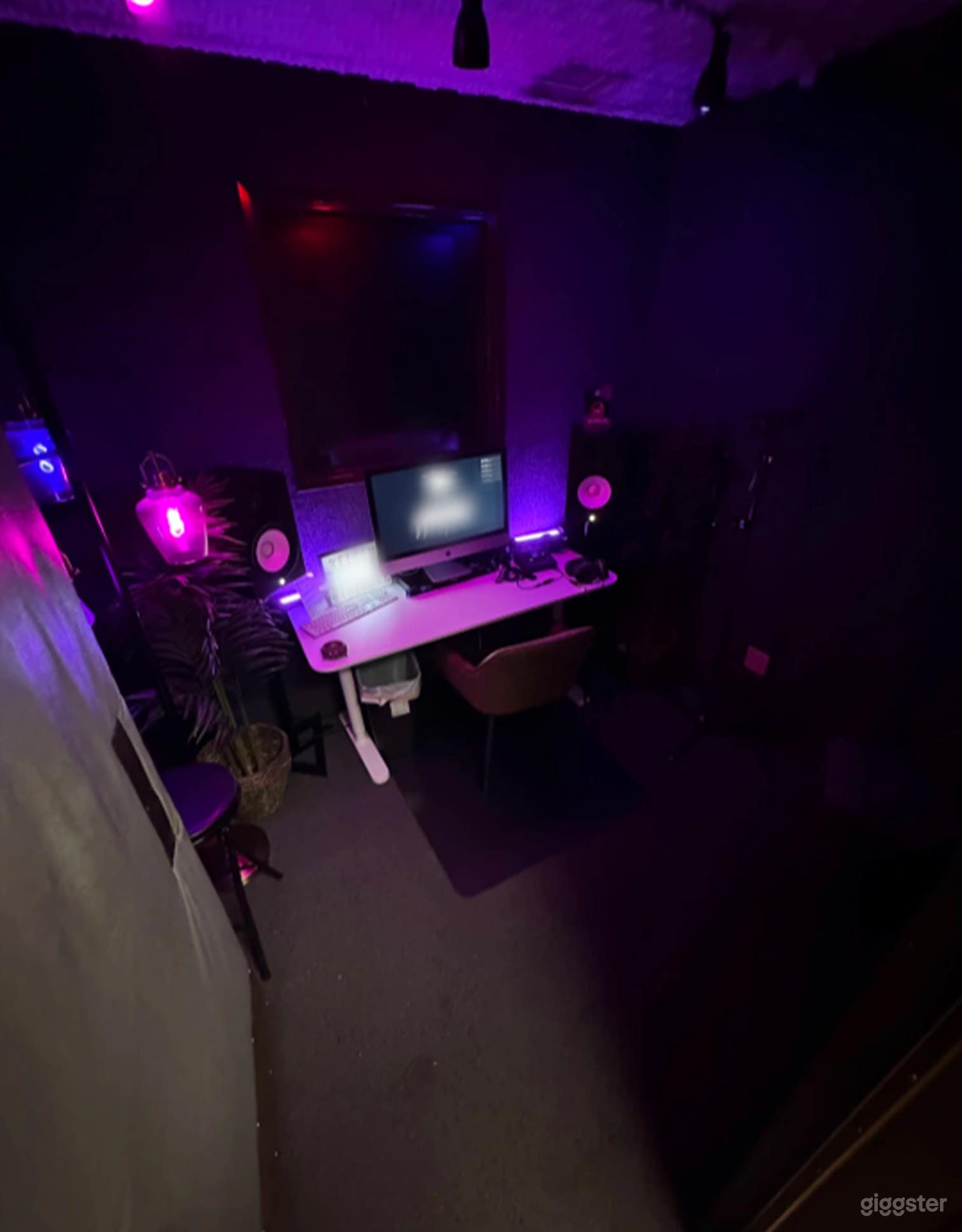 Cozy, Budget-Friendly Production Room in Burbank Photo 4