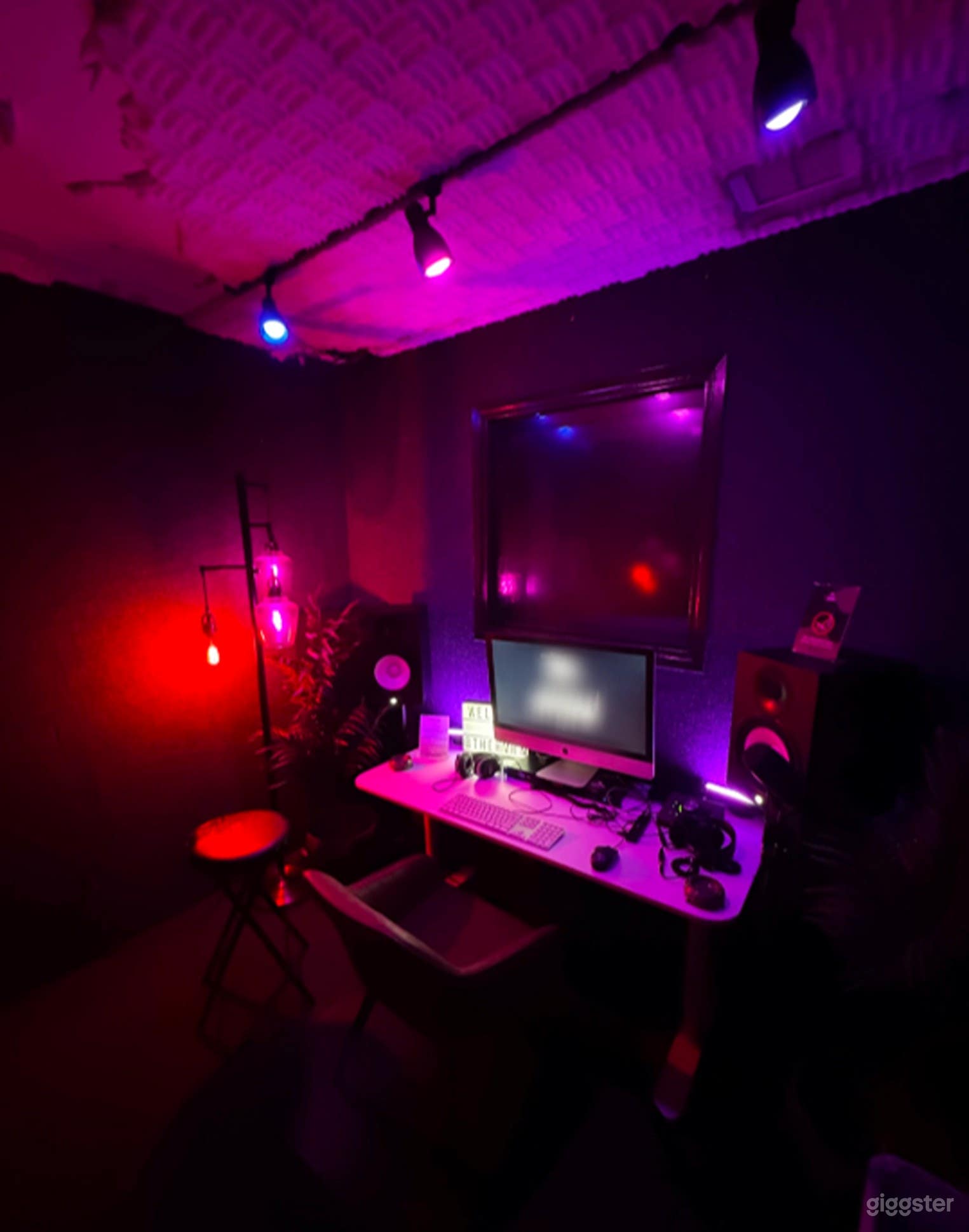 Cozy, Budget-Friendly Production Room in Burbank Photo 3