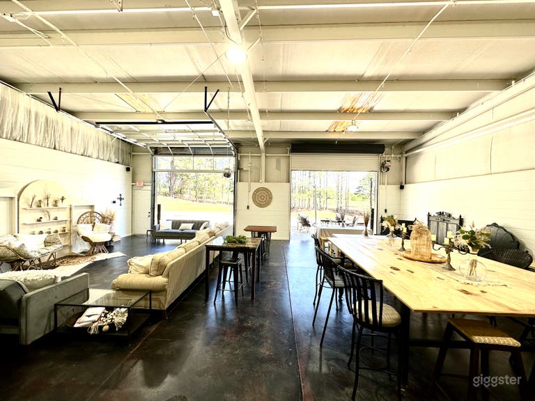  Sanctuaire Atelier has 1600 ft.² of open space that you can arrange according to your needs. This is a great example of a layout that allows conversation space, as well as ample room to sit and eat.  