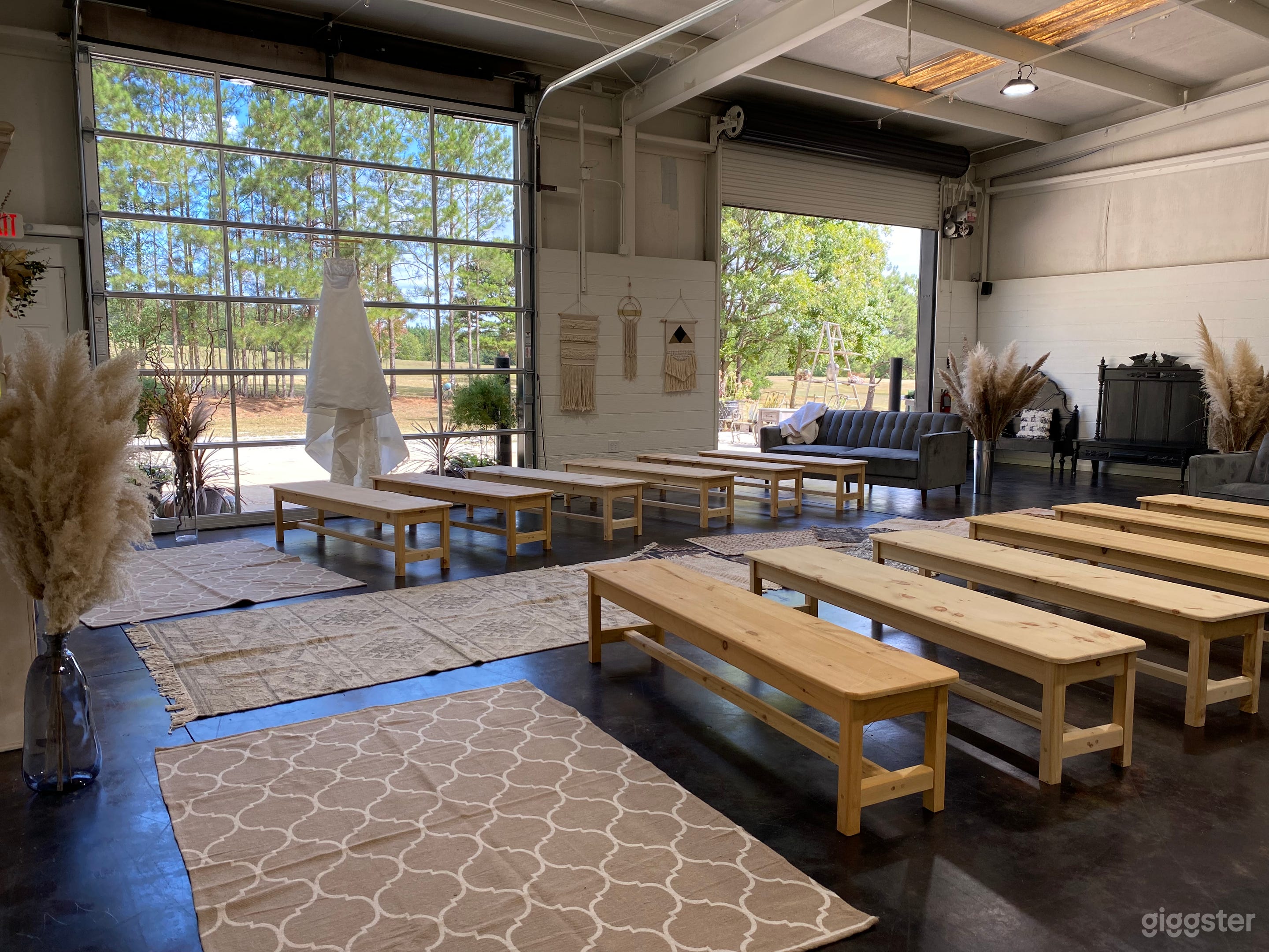 With the two garage doors, a open flow between inside and outside can easily be accomplished. 