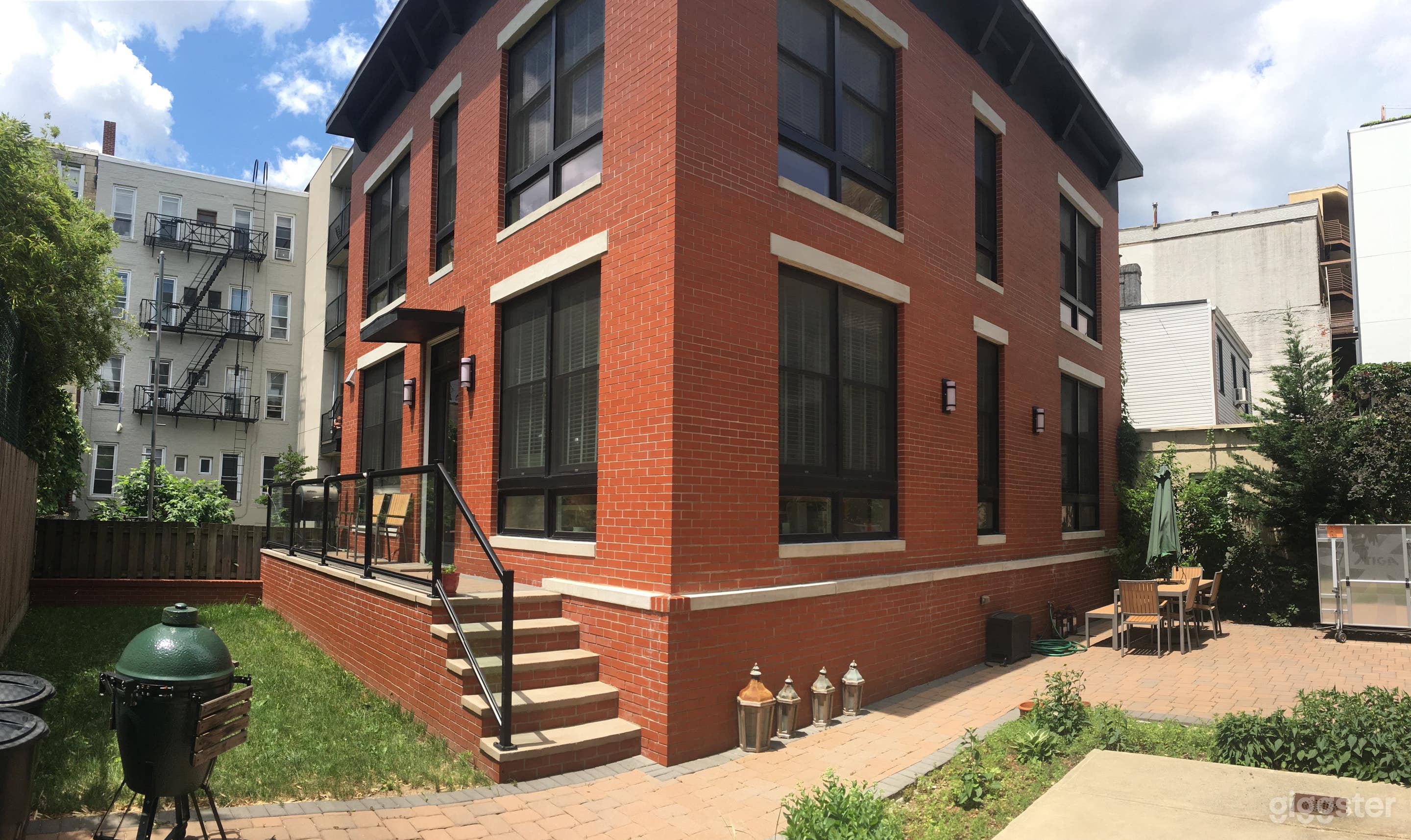 Freestanding Carriage House w/ private backyard, deck &amp; patio