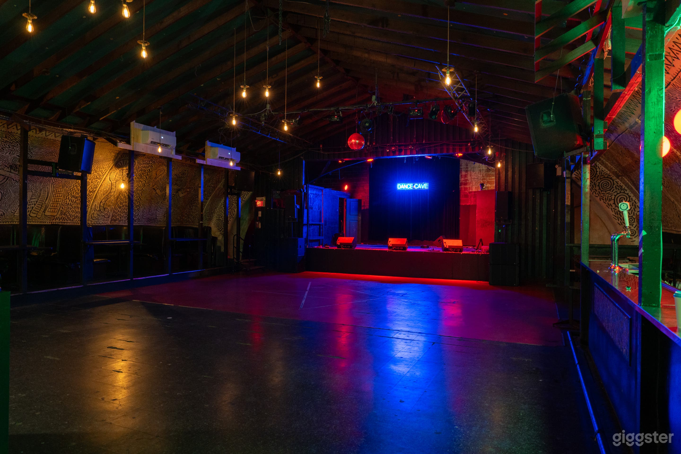 Cave Night Club and Bar Photo 4