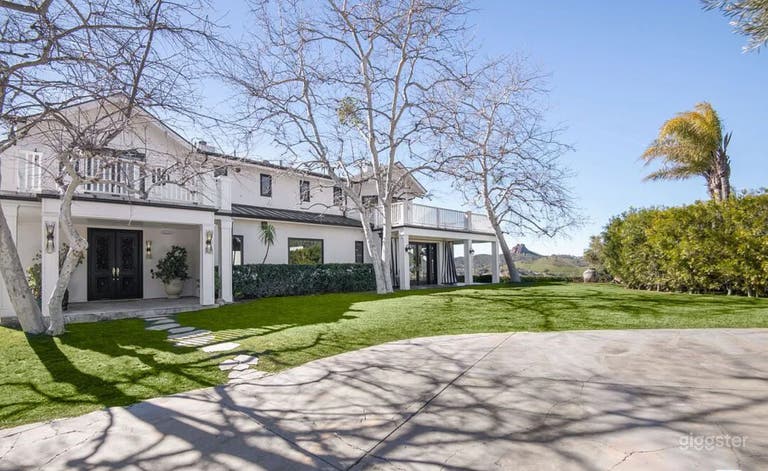  VIVID RANCH ESTATE: POOL, MOUNTAINS & ARTFUL COLOR 