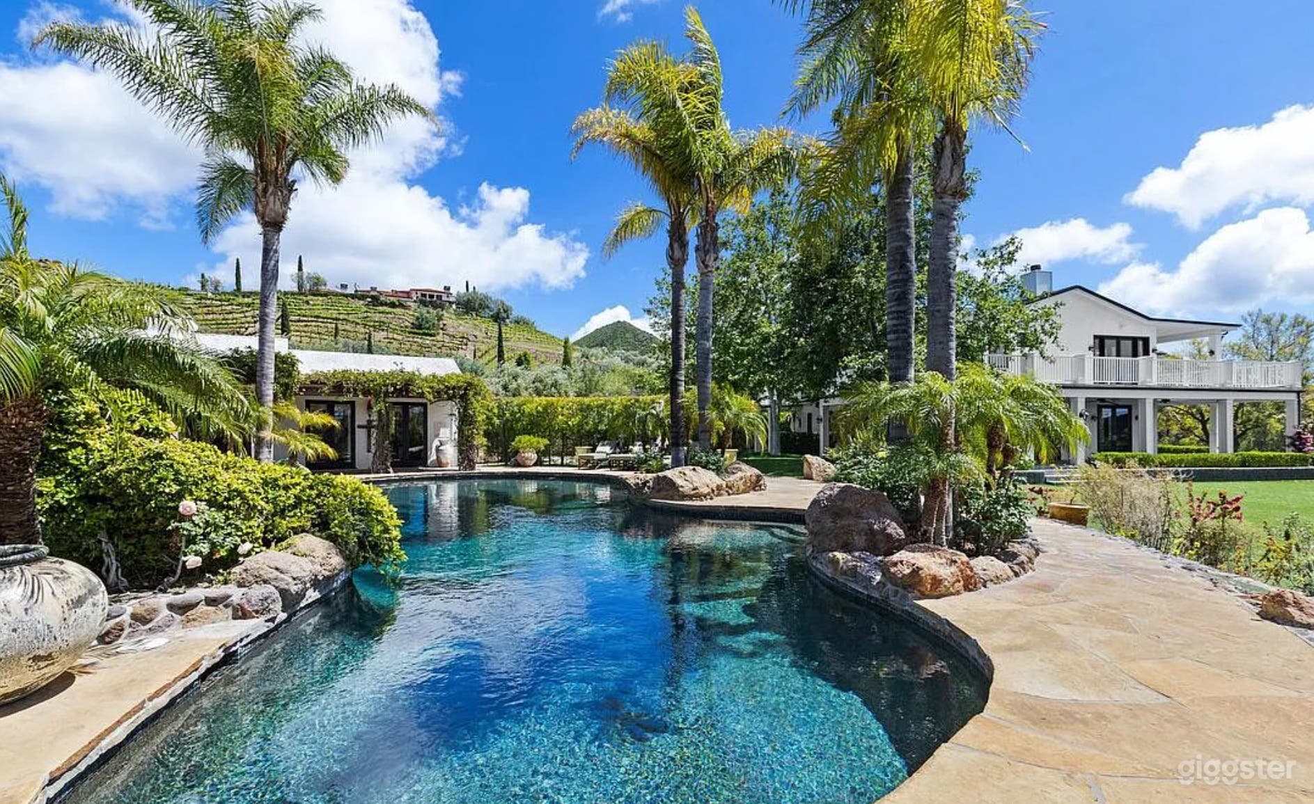 VIVID RANCH ESTATE: POOL, MOUNTAINS &amp; ARTFUL COLOR Photo 3