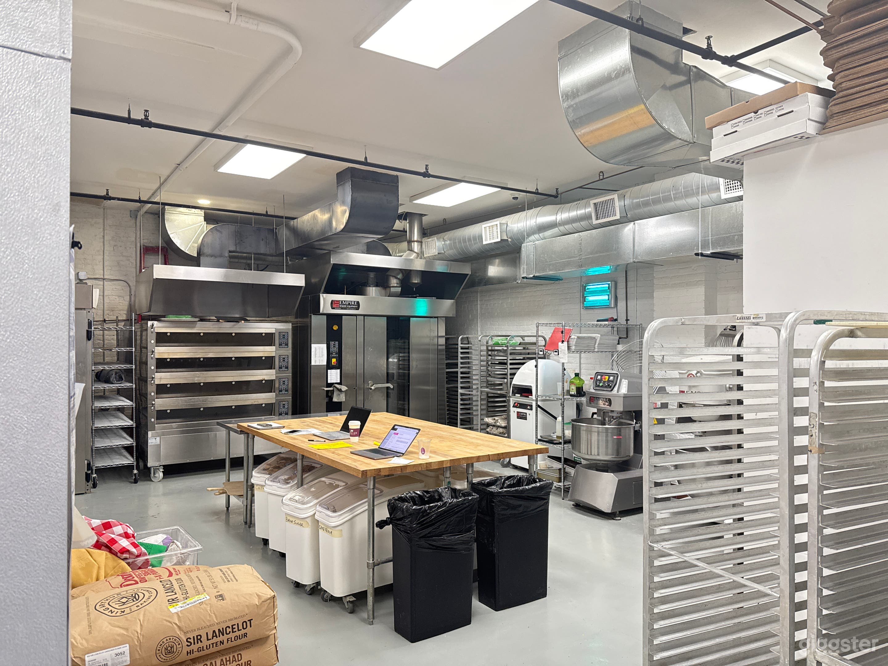 Fully Equipped Modern Pastry Kitchen in Lic :) Photo 1