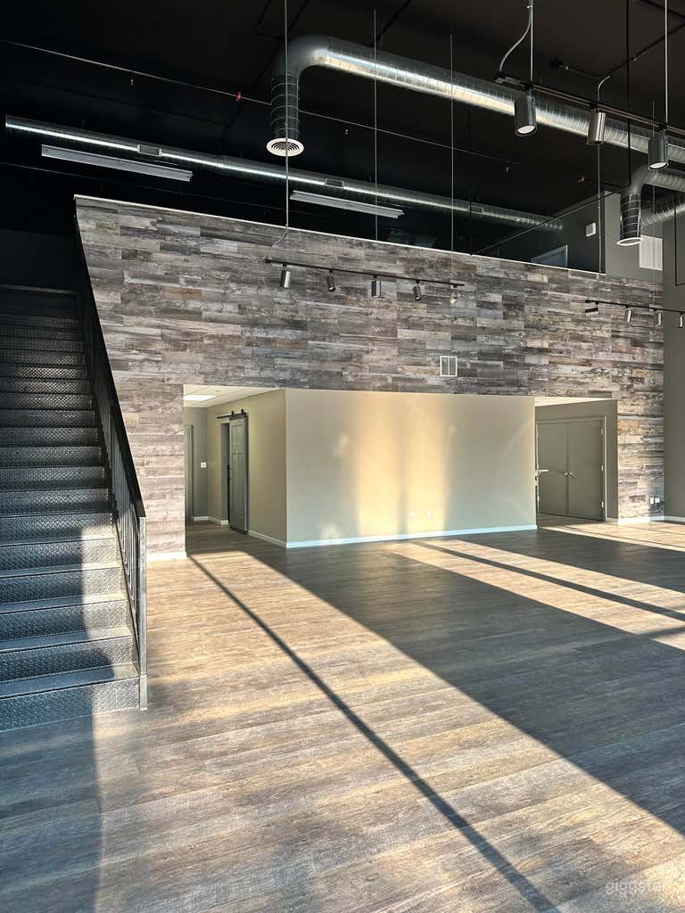 Estudio de eventos estilo loft / de dos niveles 