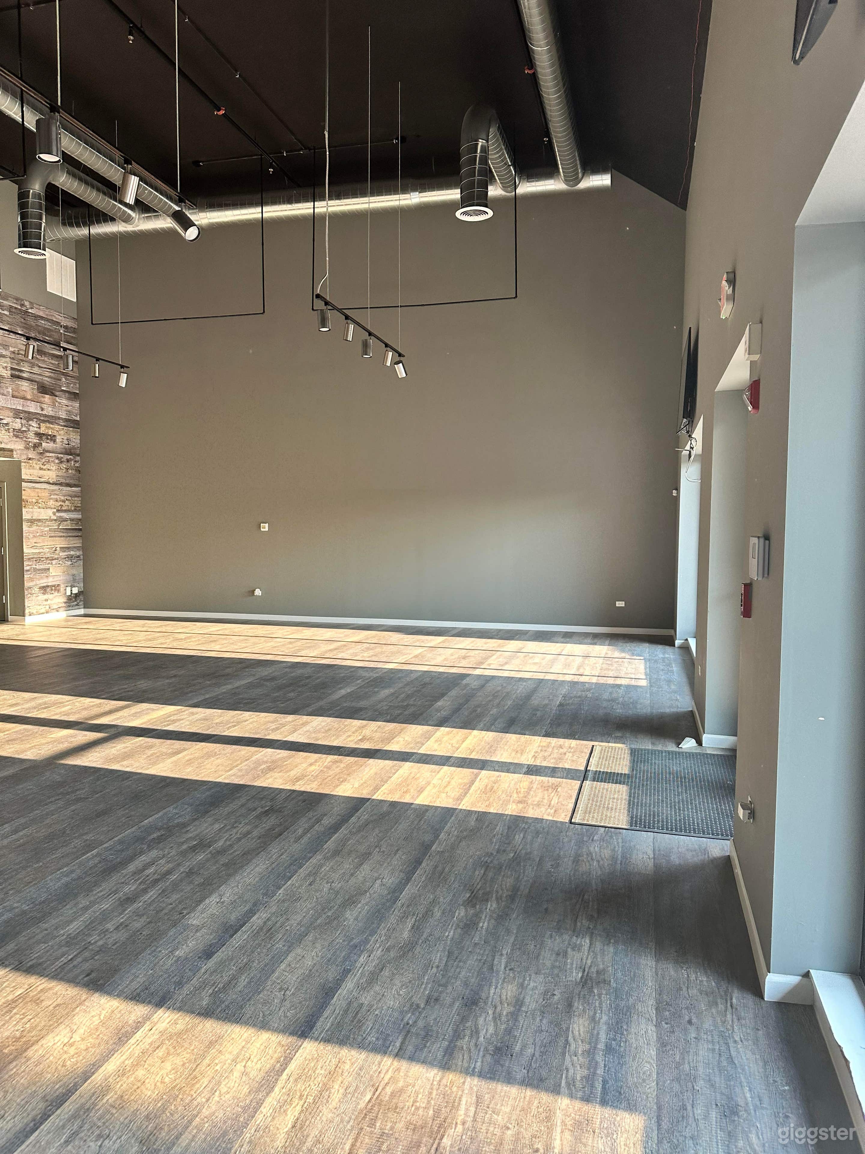 Loft Style Event Studio / Bi-level Photo 3