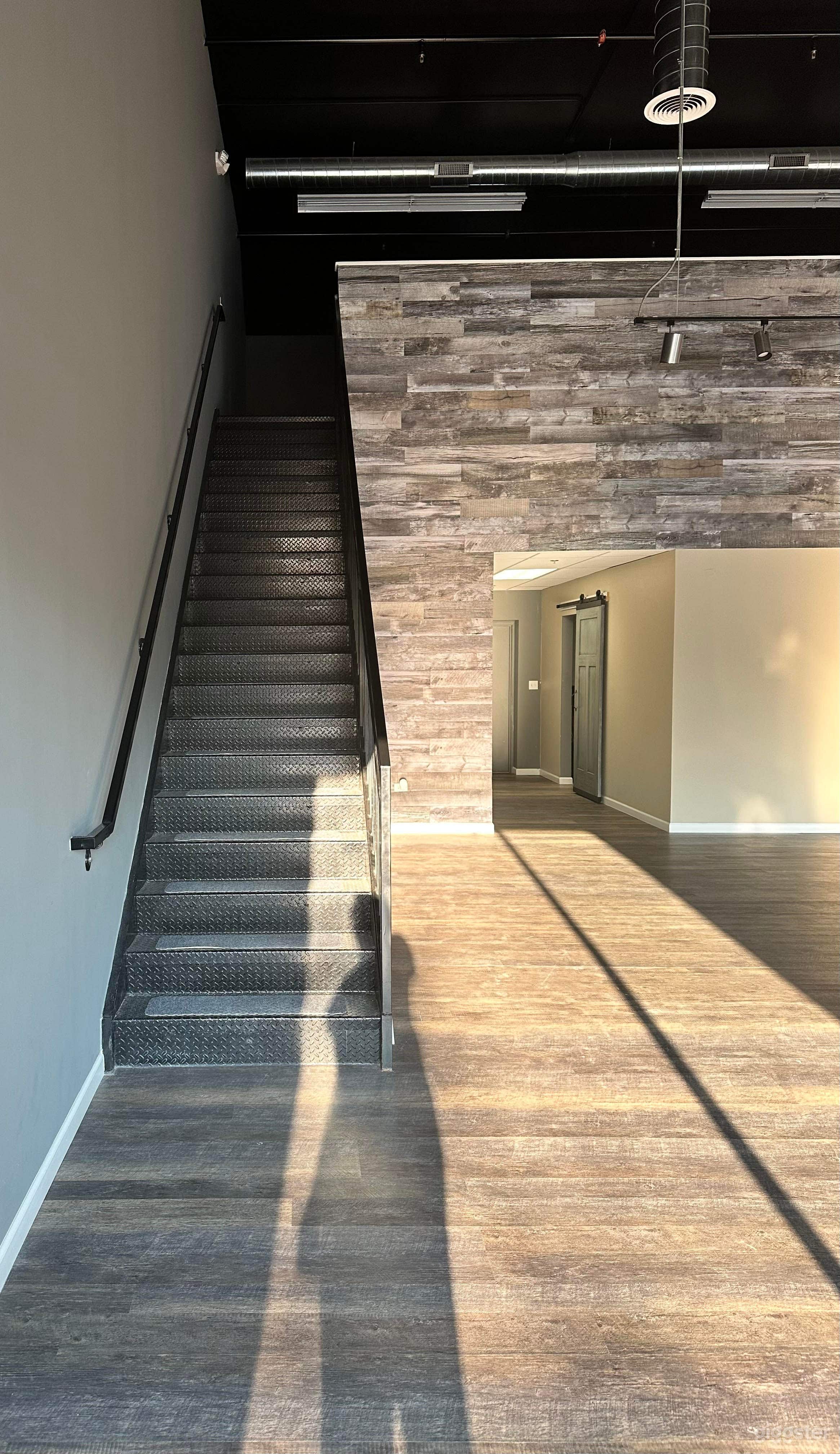 Loft Style Event Studio / Bi-level Photo 4