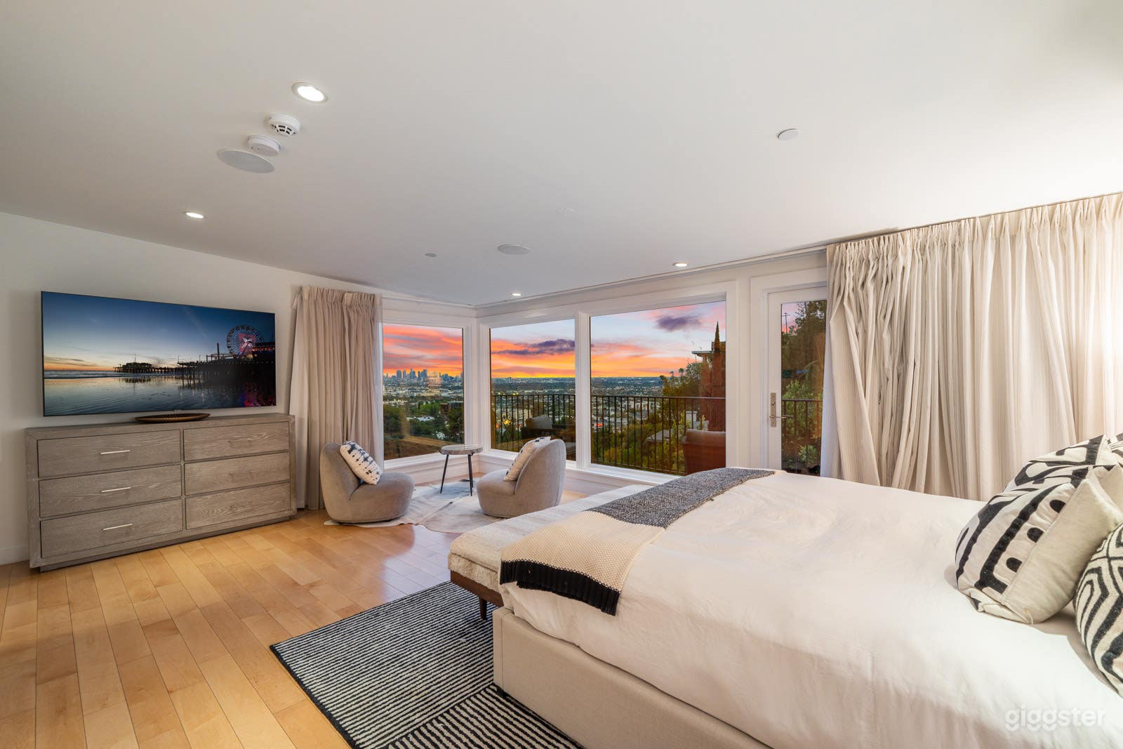 Luxury Sunset Plaza Mansion w/ Sweeping City Views Photo 3