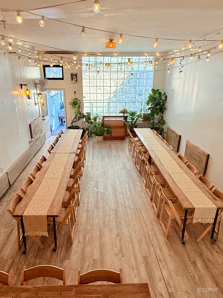  Espacio para eventos iluminado en Brooklyn con patio trasero y madera natural 