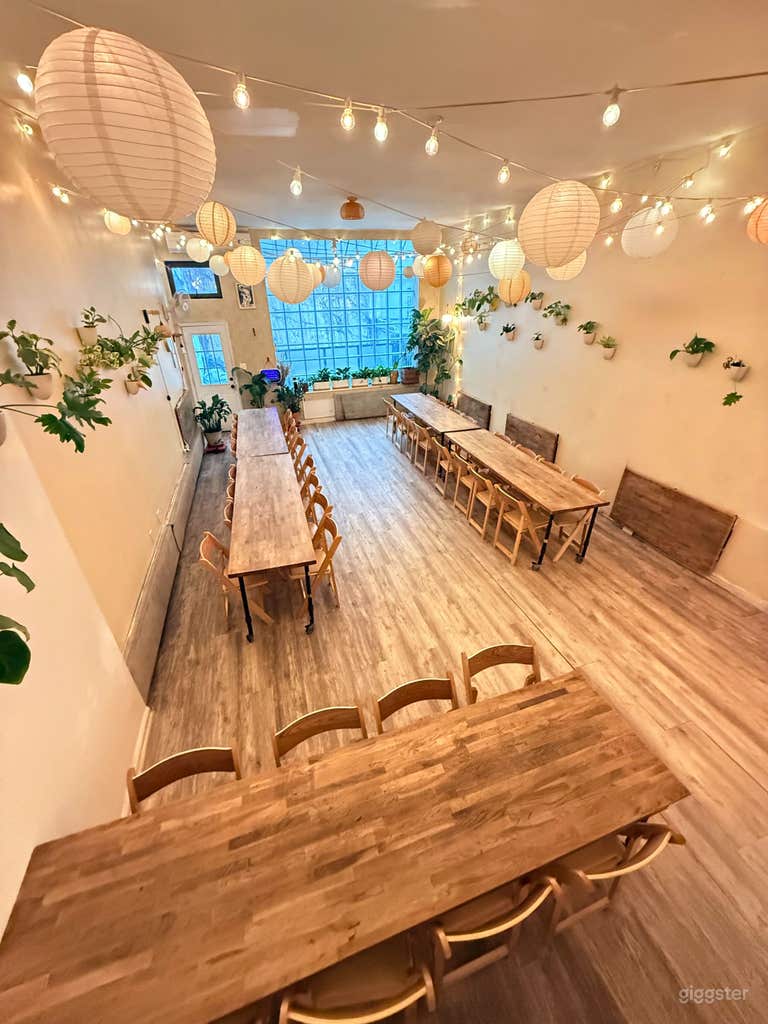  Espacio para eventos iluminado en Brooklyn con patio trasero y madera natural 