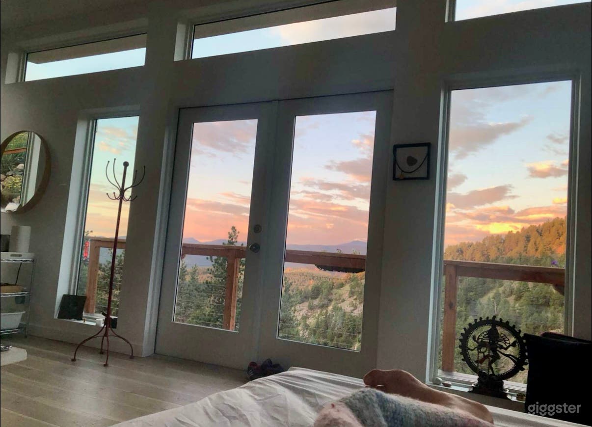 Mountain View Sun-filled Studio Photo 4