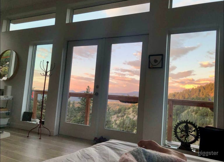  Mountain View Sun-filled Studio 