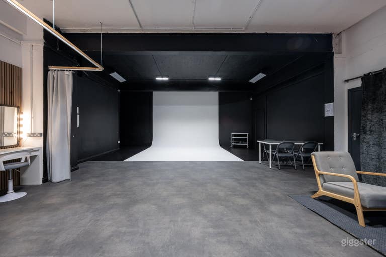  Studio 4 - Grey Concrete Floor 