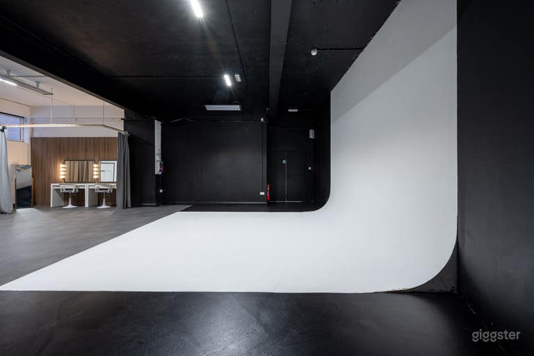  Studio 4 - Grey Concrete Floor 