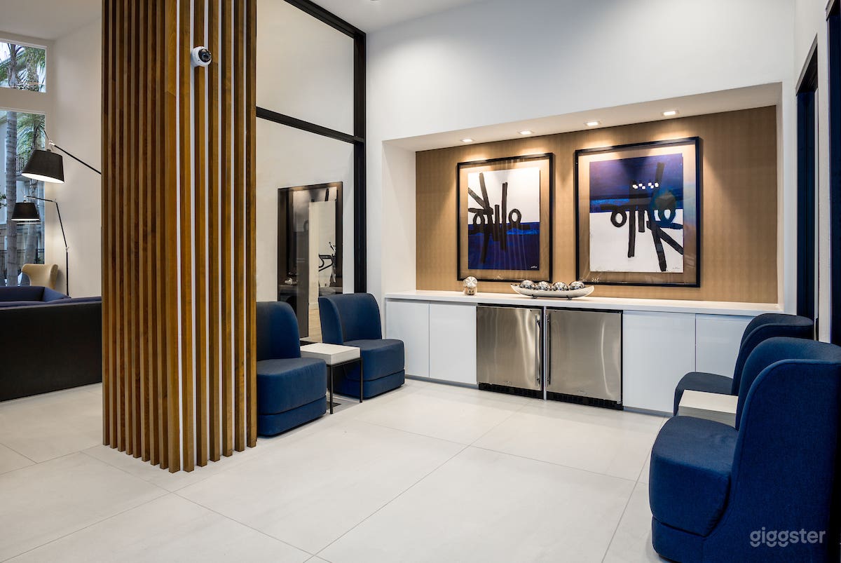 Bright, Classy Lounge in Del Rey Photo 3