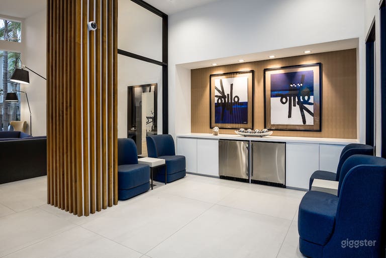  Bright, Classy Lounge in Del Rey 