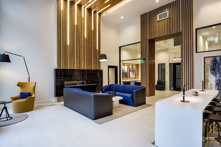  Bright, Classy Lounge in Del Rey 