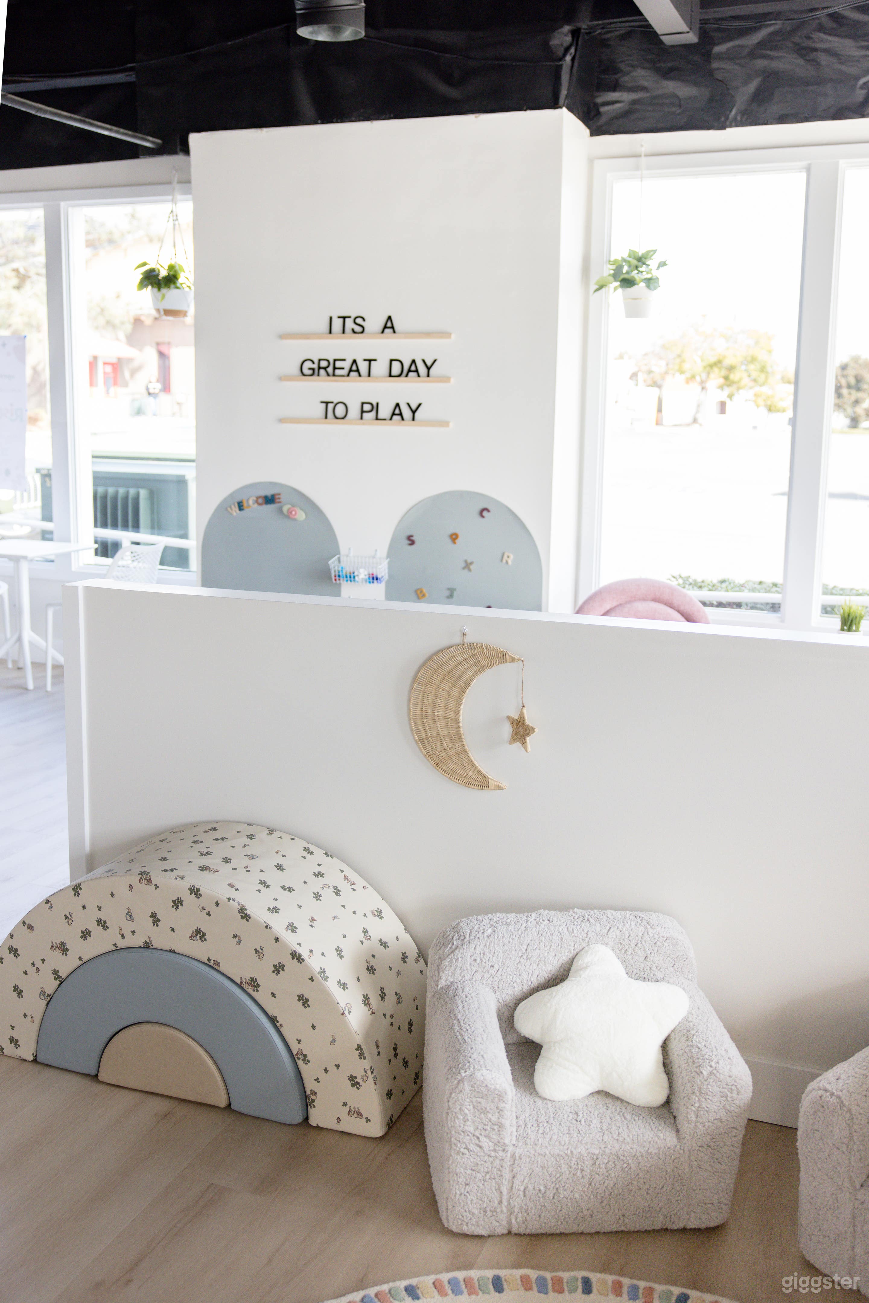 Charming Indoor Space for Parties, Playdates &amp; More Photo 3