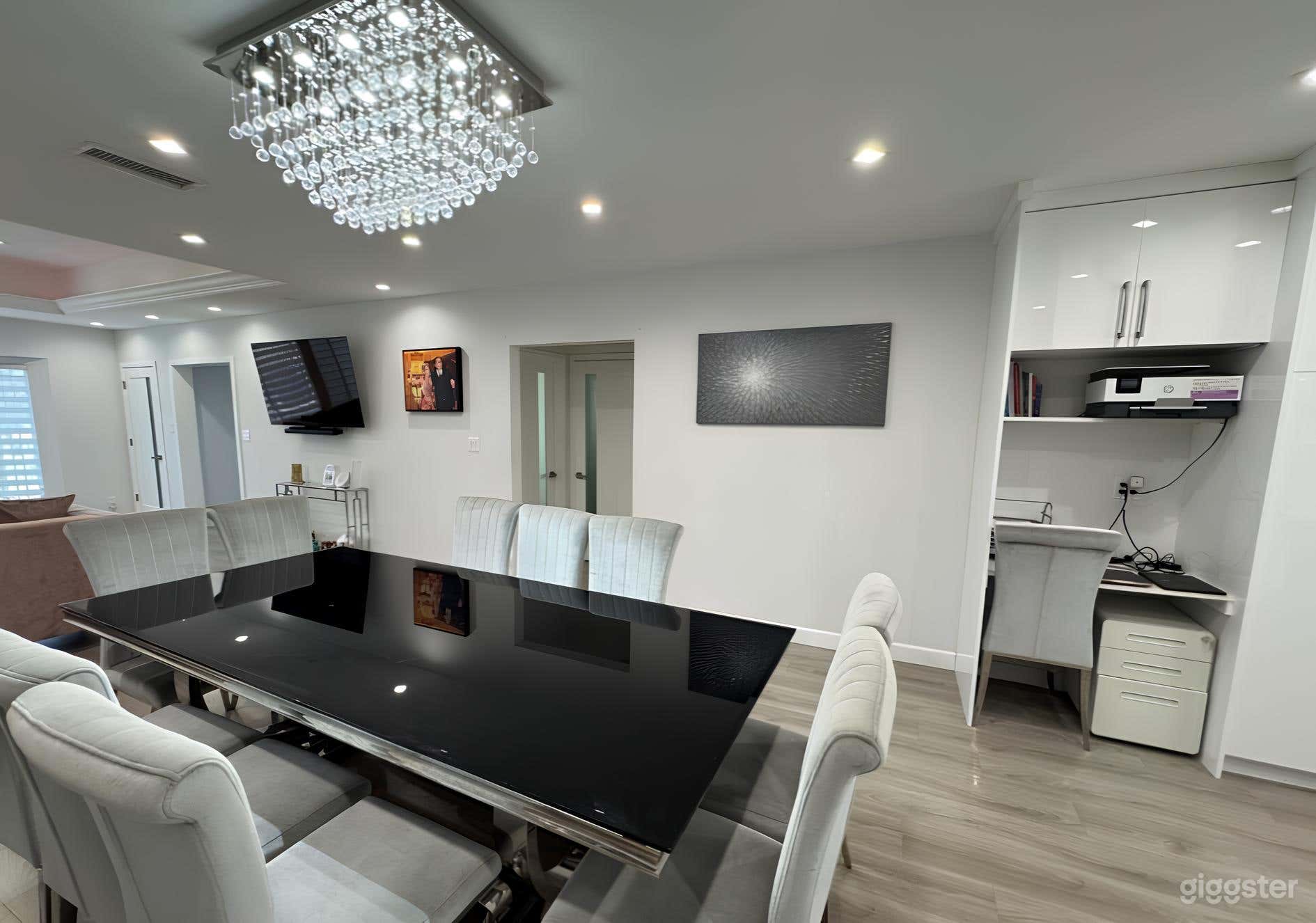 Modern and Sleek House Photo 3