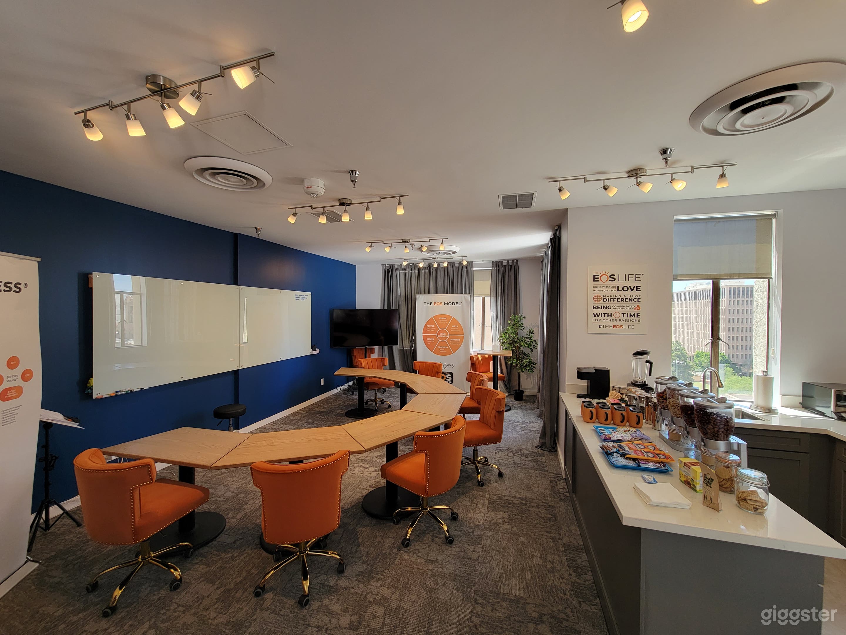 Downtown PHX Tower With Private Lounge for 15 Photo 2