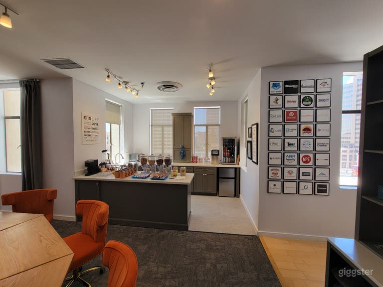  Downtown PHX Tower With Private Lounge for 15 