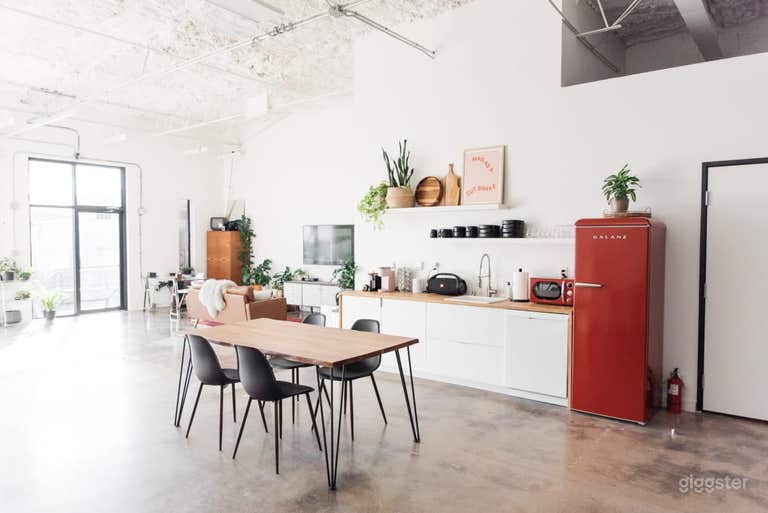  Dallas Production Studio, Cyclorama, Natural Light 