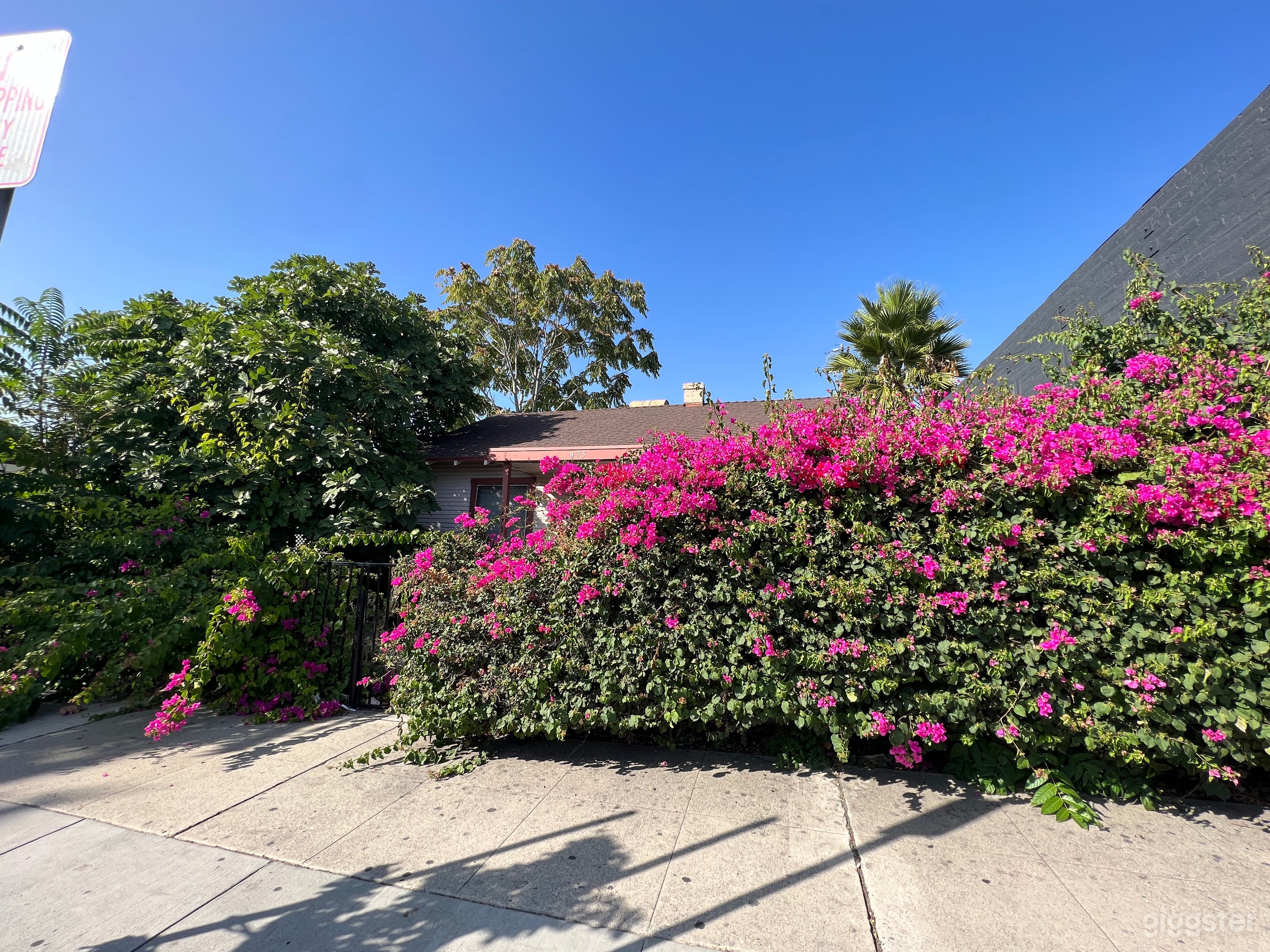 Tiny Unique House next to Starbucks shop Photo 4