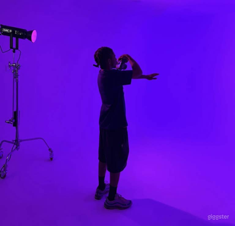  Rent podcast/photo/video/music/event spaces 