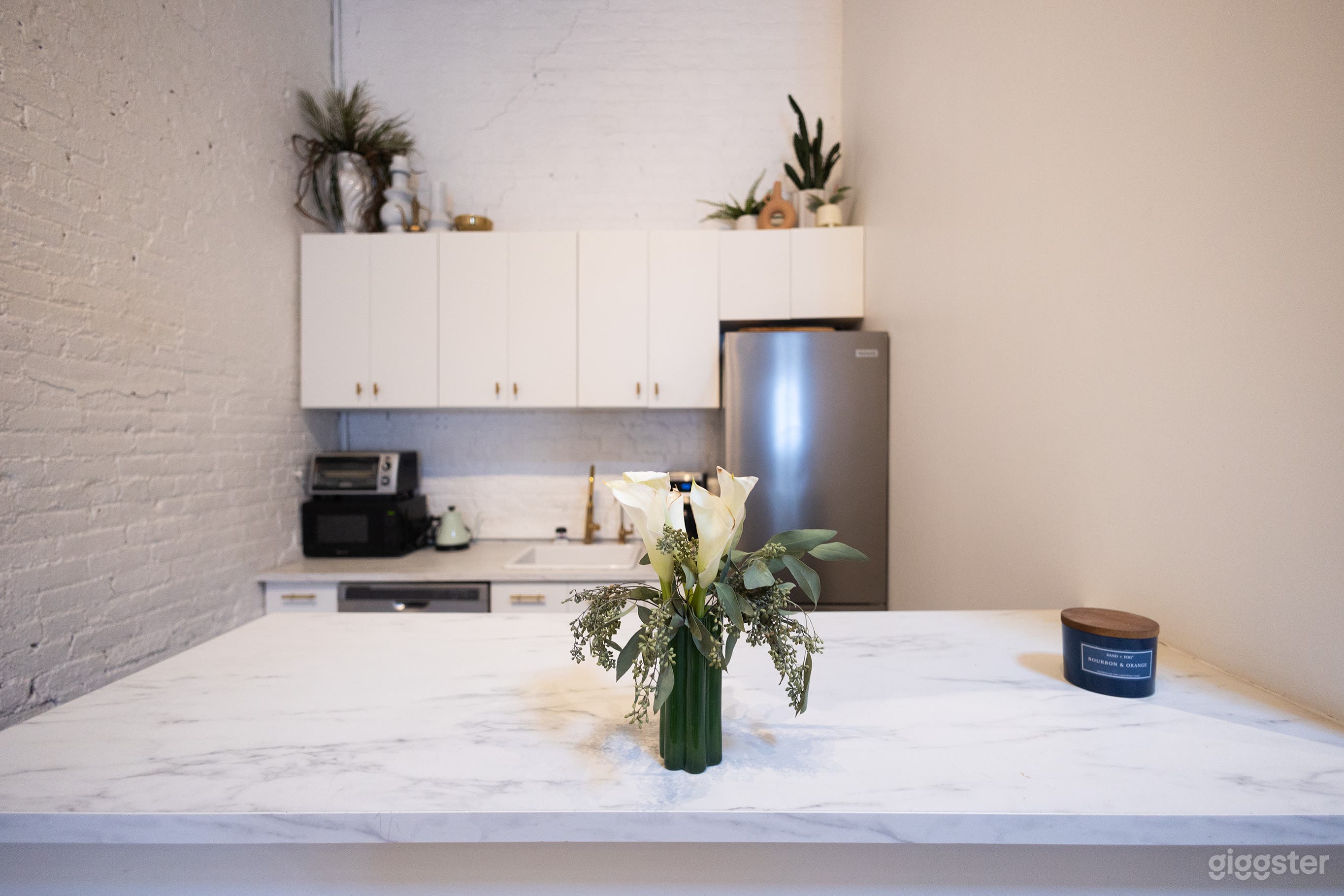 Kitchenette (dishwasher / fridge / Coffee pot / microwave / convection oven / hot water kettle)