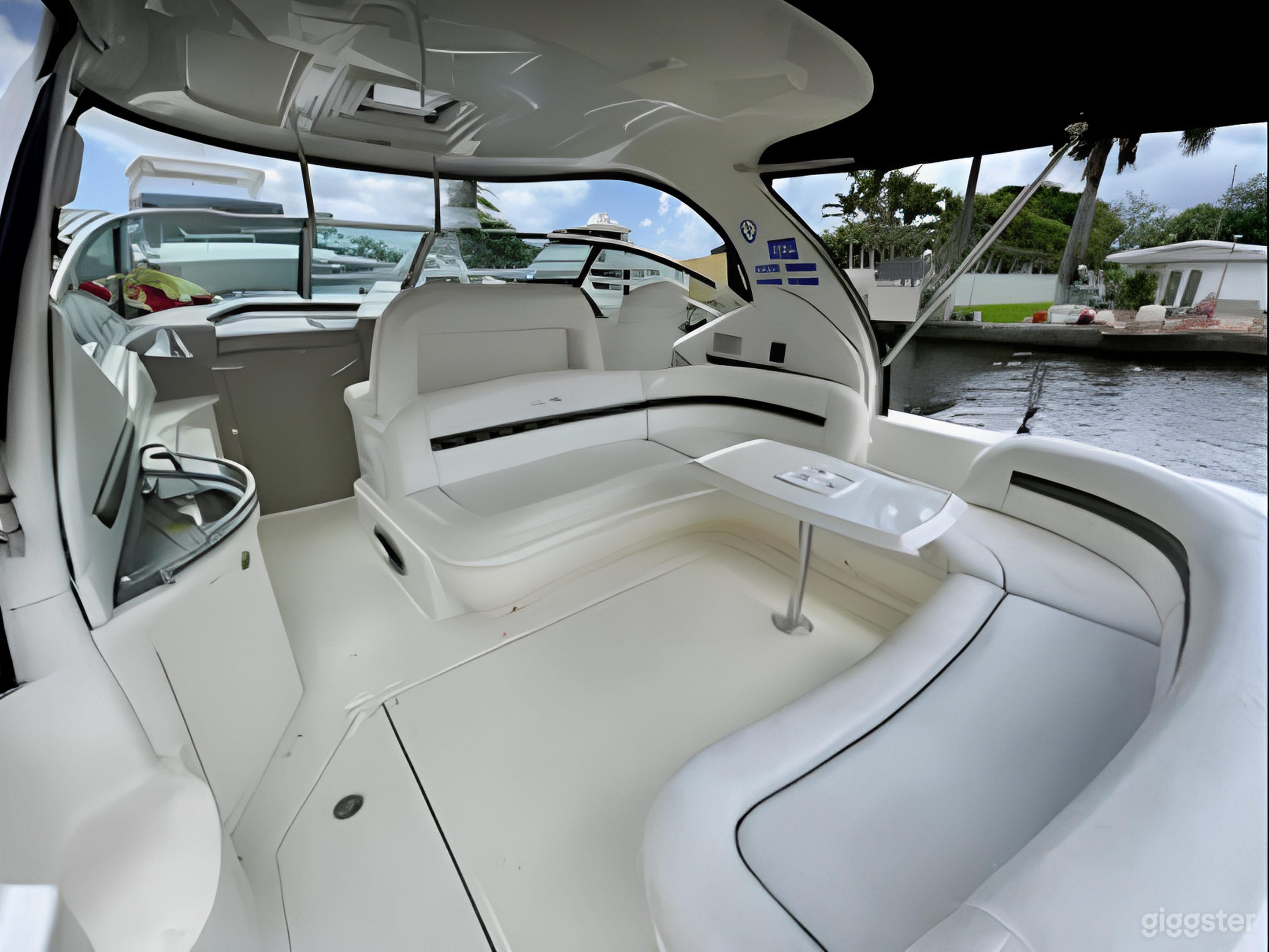 Luxurious SeaRay Sundancer Yacht Photo 4