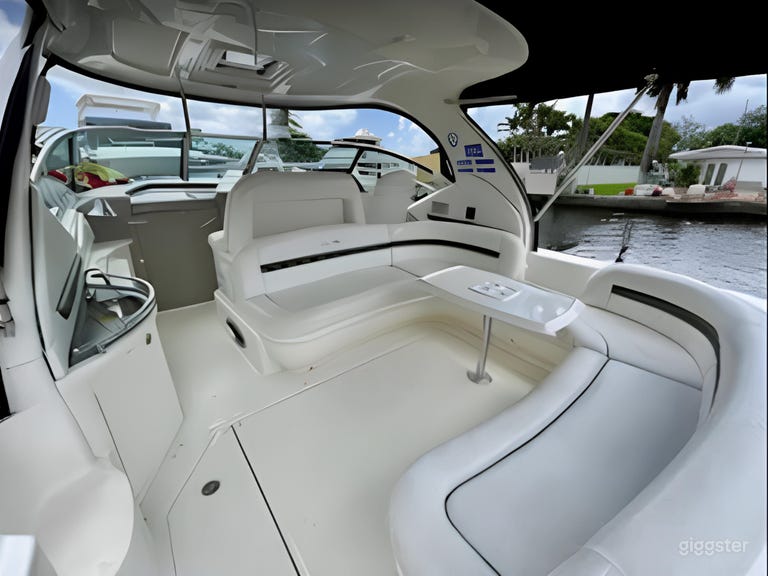  Luxurious SeaRay Sundancer Yacht 