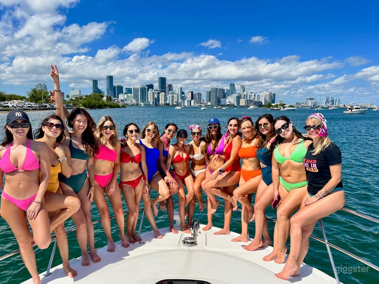  Luxurious SeaRay Sundancer Yacht 