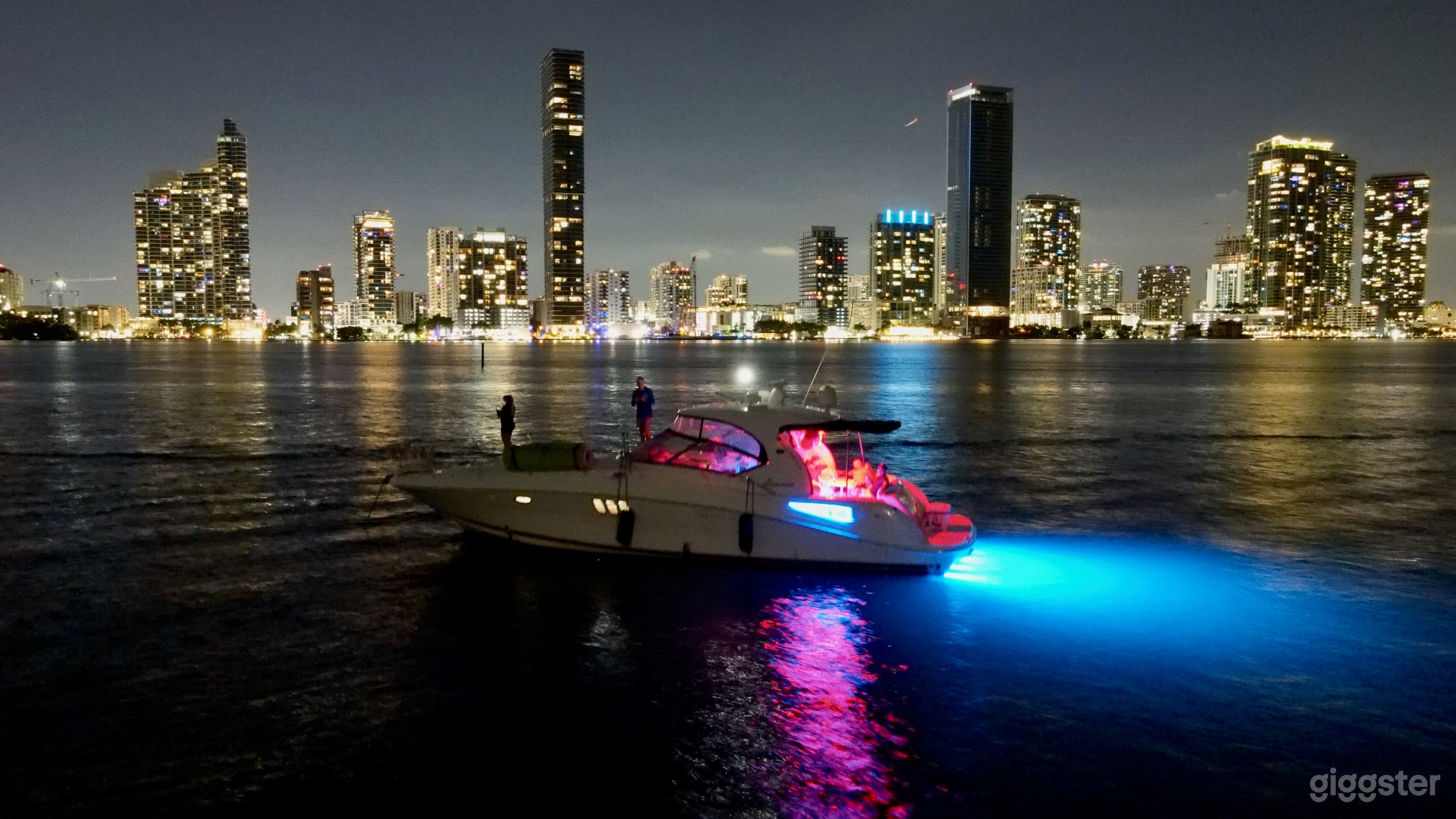 Luxurious SeaRay Sundancer Yacht Photo 3