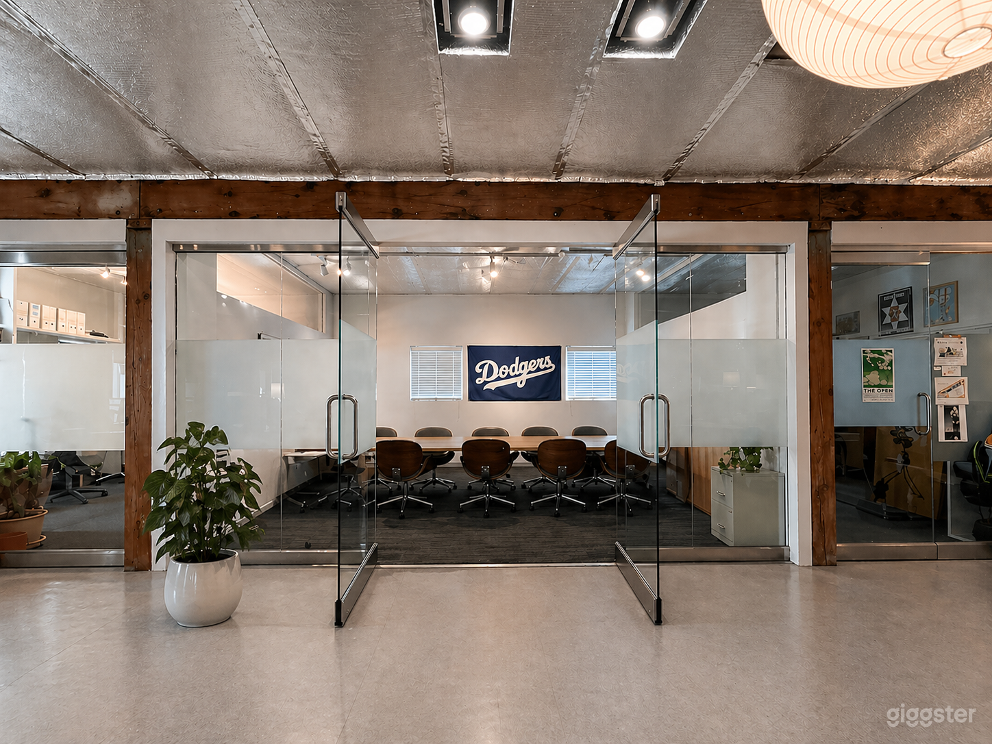 Bright Meeting Room for 6–10 in Modern Workspace Photo 1
