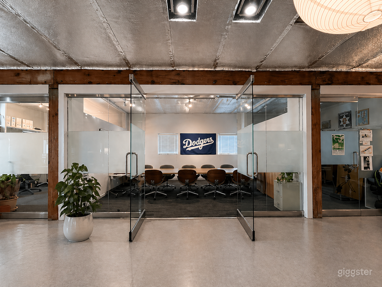 Bright Meeting Room for 6–10 in Modern Workspace 