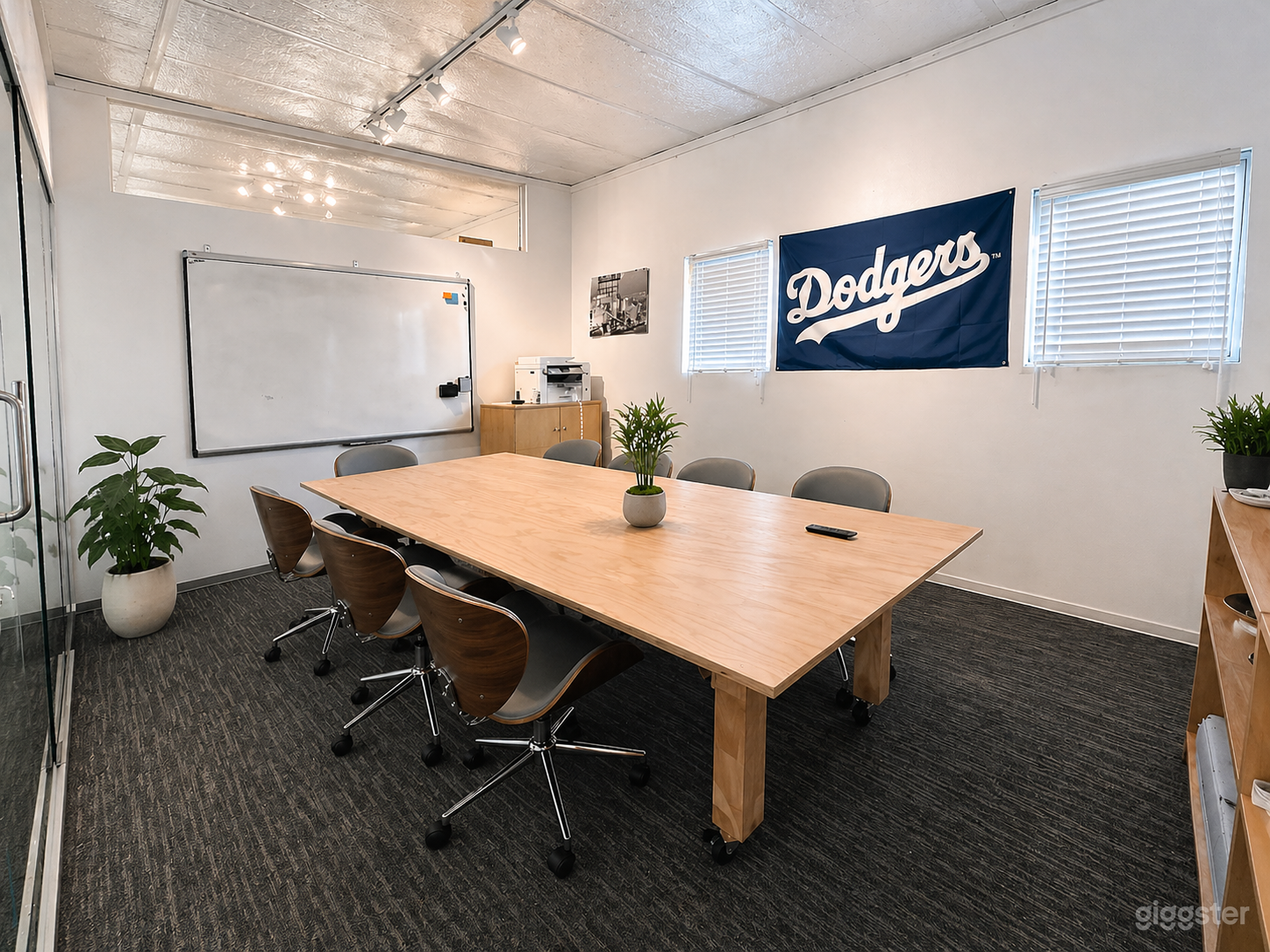 Bright Meeting Room for 6–10 in Modern Workspace Photo 2