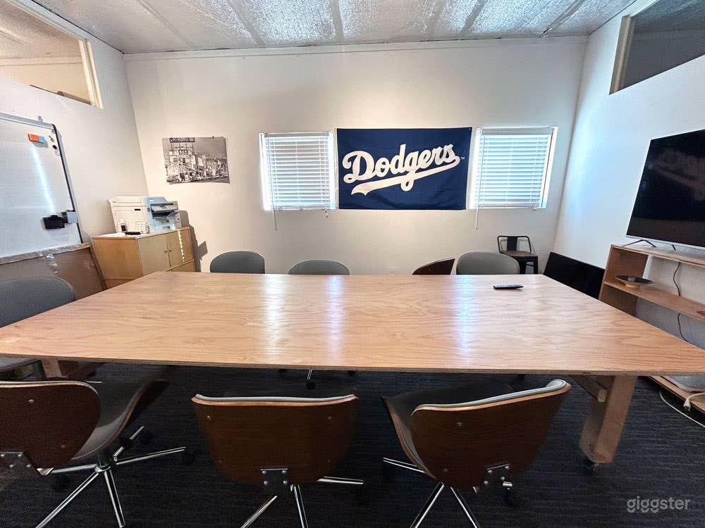 Bright Meeting Room for 6–10 in Modern Workspace Photo 4