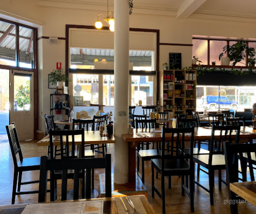  Petit café cosy avec feu de bois 