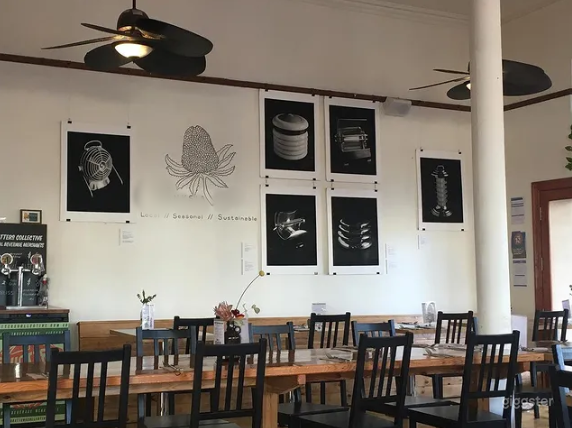  Petit café cosy avec feu de bois 