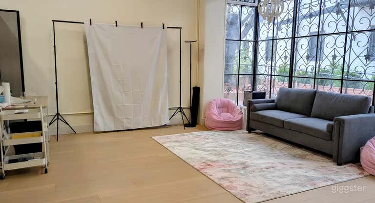  Sunlit Studio with Iconic Arched Window & Airy Vibe 