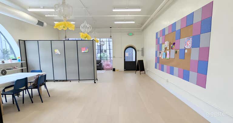  Sunlit Studio with Iconic Arched Window & Airy Vibe 