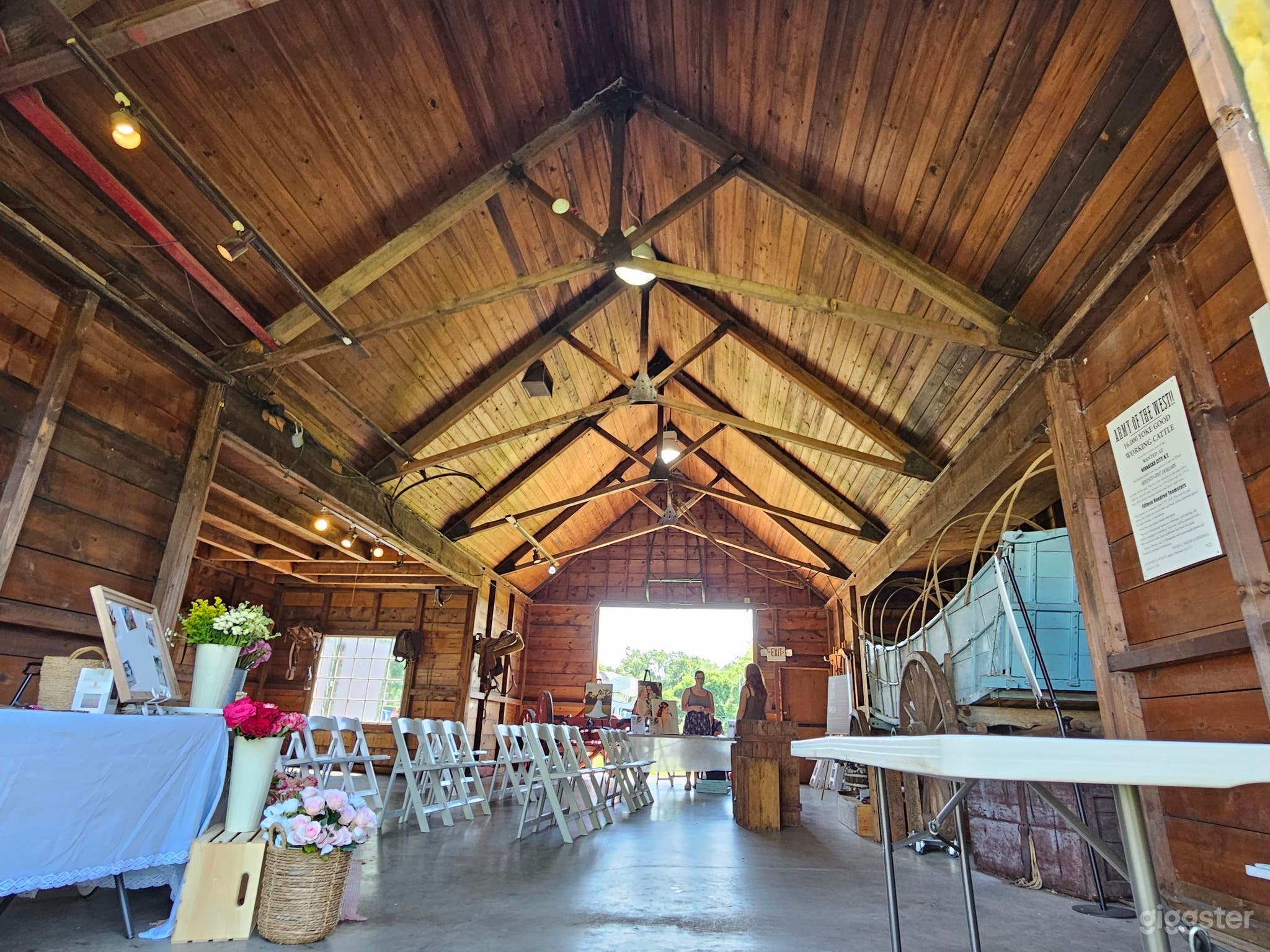 Rustic Indoor &amp; Outdoor Event Venue in Kansas City Photo 2