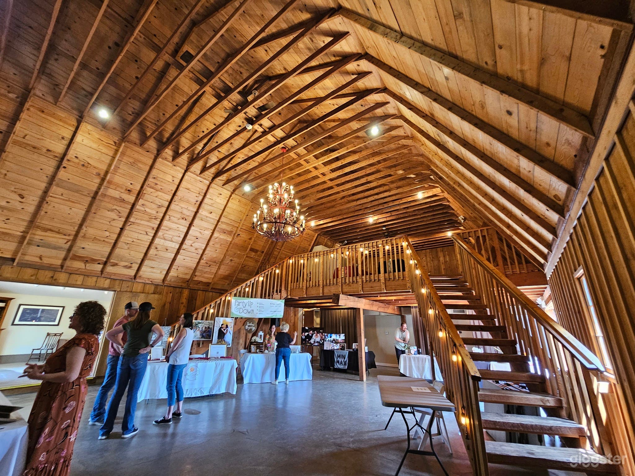 Rustic Indoor &amp; Outdoor Event Venue in Kansas City Photo 4