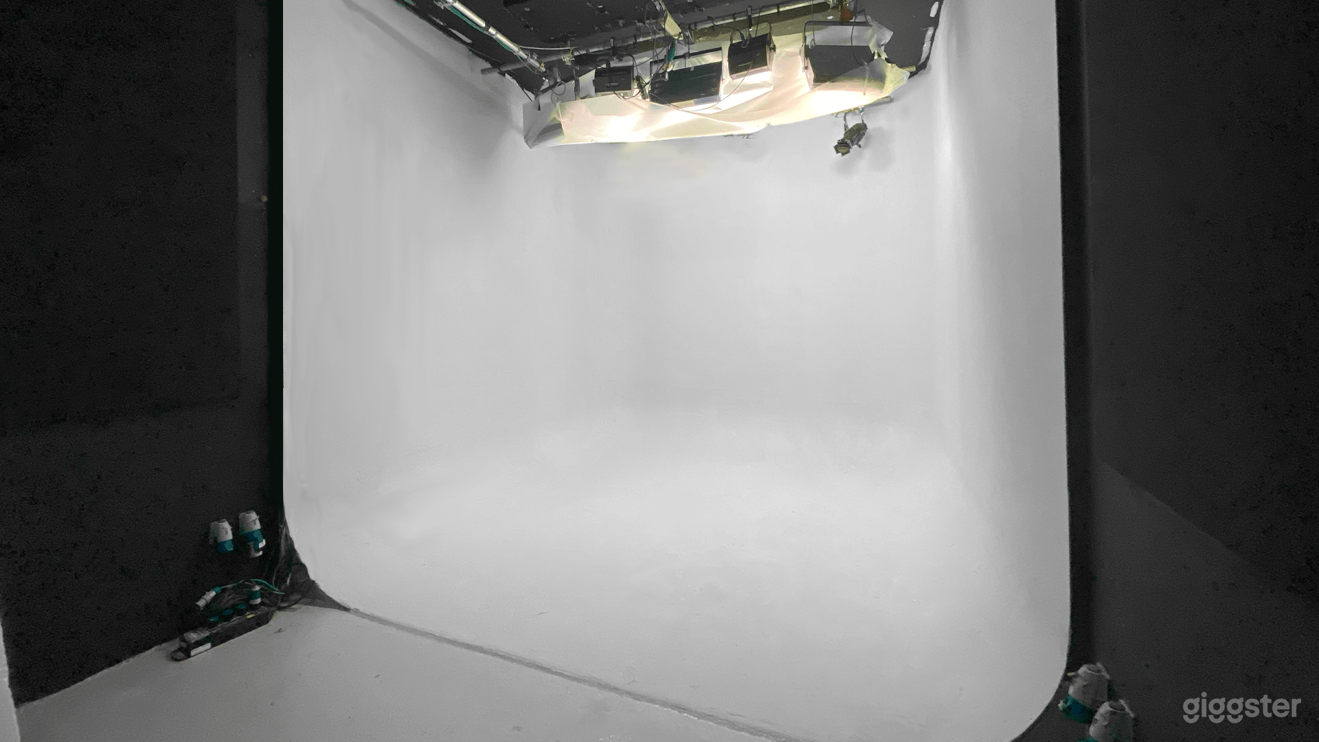 Infinity Cove Photography / Filming Studio Photo 1