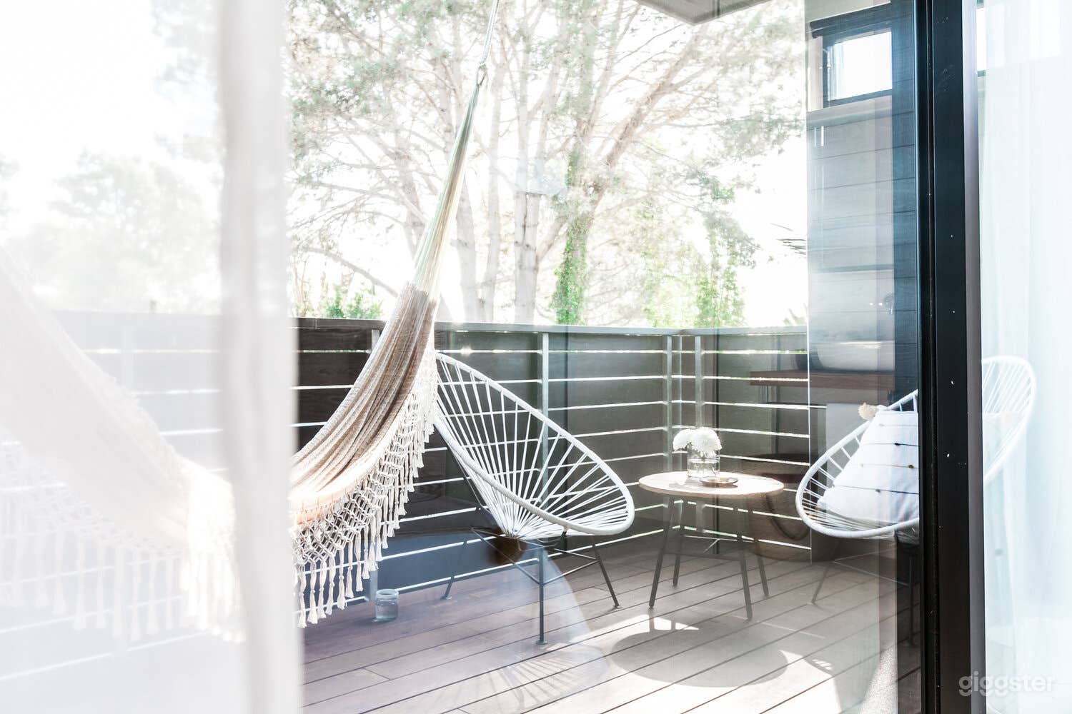 Breathtaking Space with Large Balcony - Air Room Photo 2